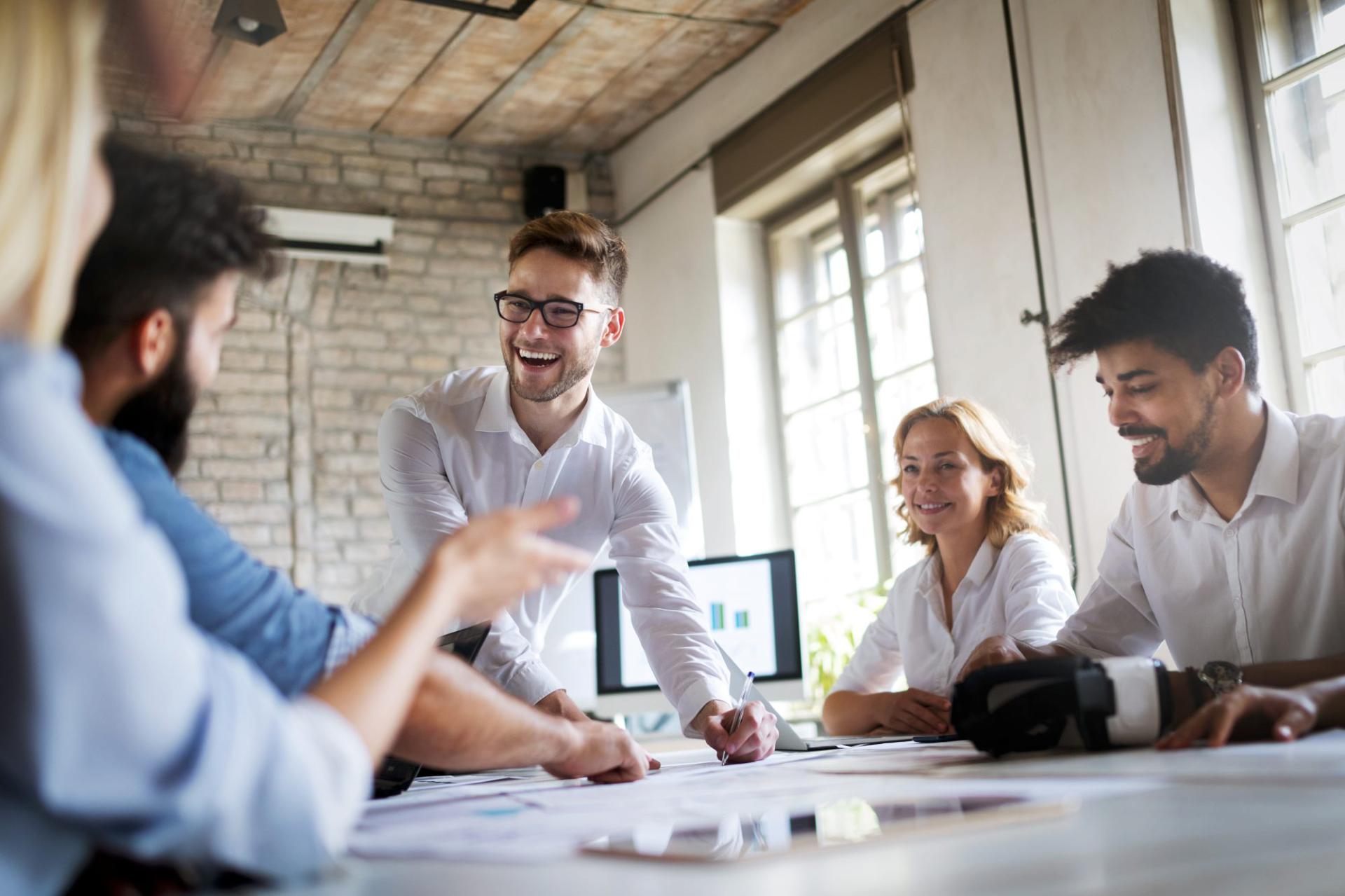 Nieuwhuis Consult collega's lachend in overleg